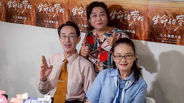 關聰（左起）與女友陳淑娟、王淑娟逗趣合影。大愛提供