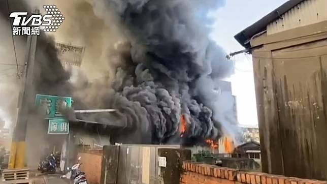 嘉義市北港路家具行今（19）日下午發生火災。（圖／TVBS）