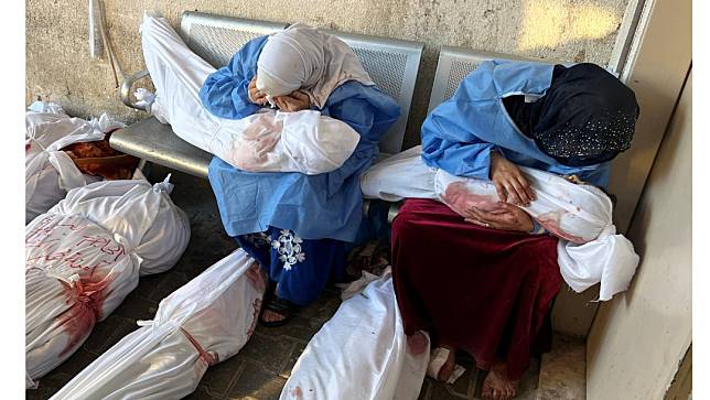 11月18日在加薩北部的印尼醫院（Indonesian hospital），巴勒斯坦民眾為在以色列空襲中喪生的摯親哀悼。路透社