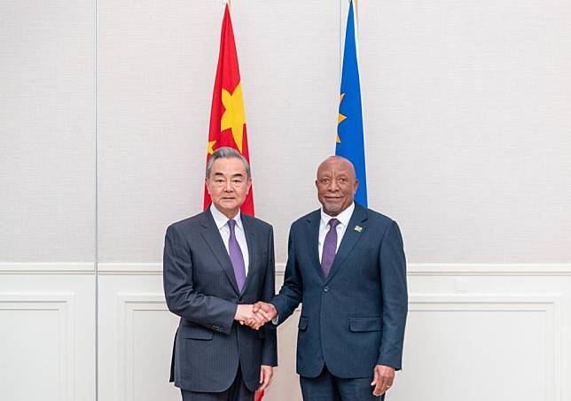 Namibian President Nangolo Mbumba meets with Wang Yi, a member of the Political Bureau of the Communist Party of China Central Committee and Chinese Foreign Minister, in Swakopmund, Namibia, on Jan. 6, 2025. (Xinhua/Zhang Yudong)