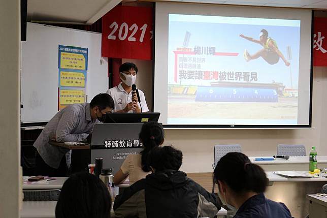 南大視障研討會邀請帕奧選手楊川輝分享運用輔具的訓練過程。（記者施春瑛攝）