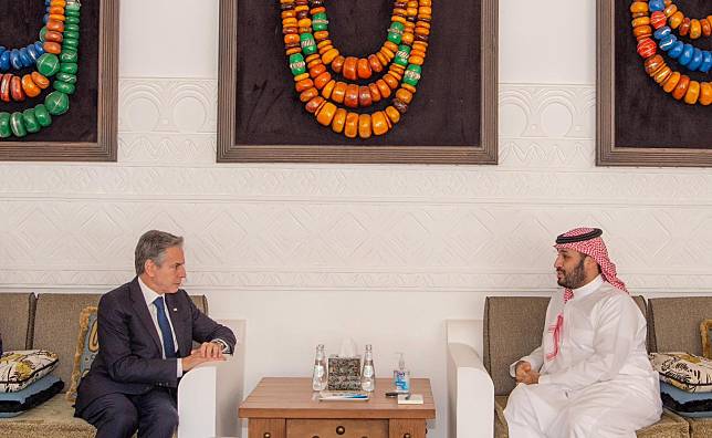 美國國務卿布林肯15日在利雅德會見沙烏地阿拉伯王儲薩爾曼親王。 (圖:@SecBlinken)