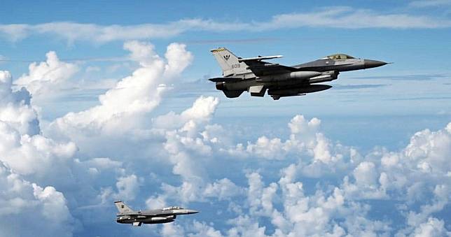 สิงคโปร์เข้ม ส่ง F-16 ขึ้นสกัด หลังพบเฮลิคอปเตอร์ต่างชาติบินล้ำเข้ามาในน่านฟ้า