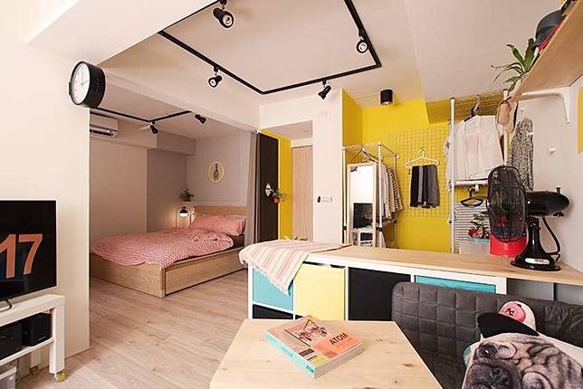 
          <p>除了家具外，專家還將牆面漆上不同的顏色，藉此讓各個生活領域，有其區隔。</p><br  /> Credits: homify / <a href=