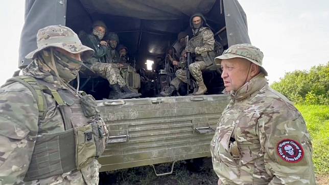 俄國傭兵組織「華格納集團」1日發布影片，首腦普里格津（右）與準備自巴赫姆特撤退的成員交談。路透社