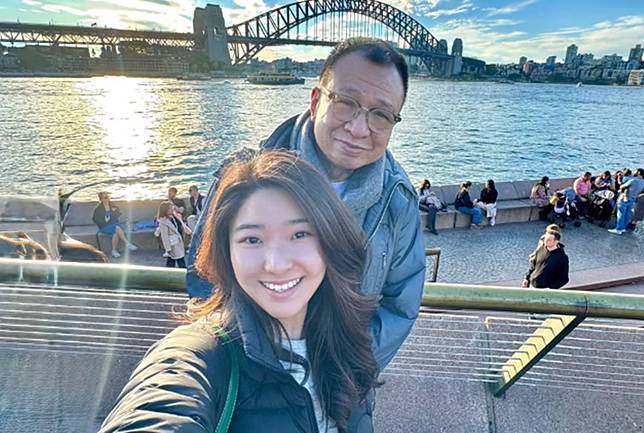 香港資深演員許紹雄去年腎臟癌引發器官多重機能衰竭病逝，愛女許惠菁發文追思父親。(圖／Instagram)