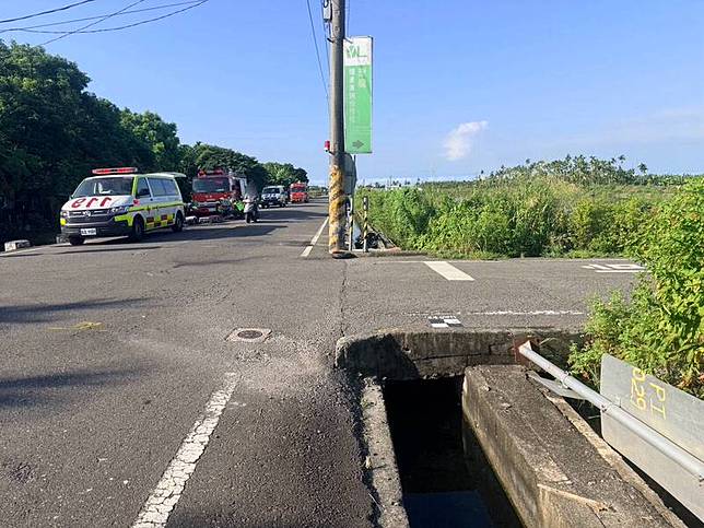 屏東縣竹田鄉永興路與連洲路口今天發生嚴重車禍，機車騎士摔落東側水溝，當場死亡。(警方提供)