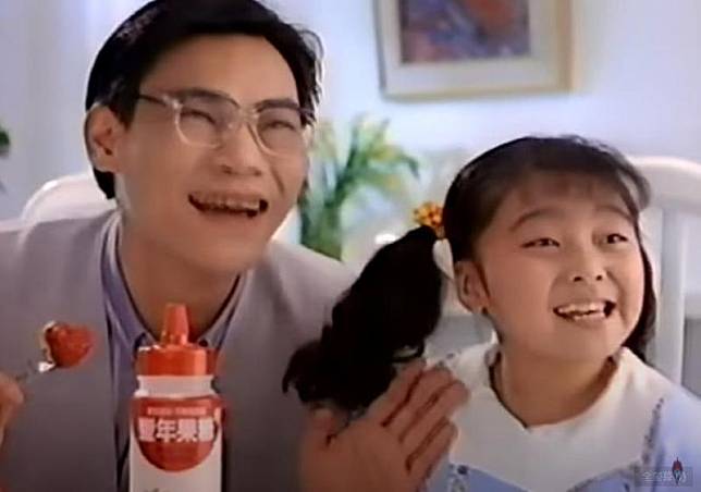 拍紅果糖廣告的童星「糖糖」蔡亞臻（右）遭追撞致死。（翻攝自張哲生YouTube）
