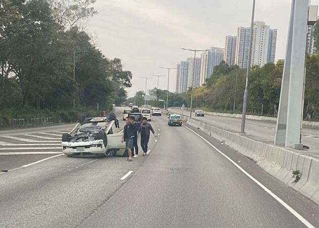 私家車橫亘路中。