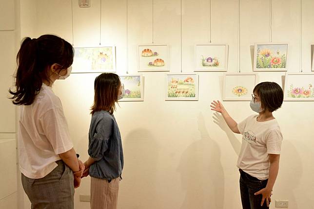 罹癌「重生」張素玲老師展示療癒系插畫展，親自在場說明畫中內容意涵，民眾參觀後都有微笑，身心舒服之感覺。（記者陳榮昌攝）