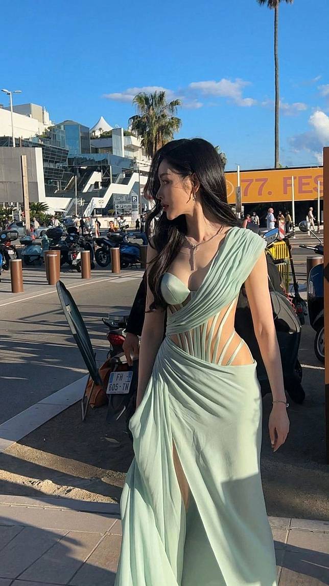 นักแสดงสาวสวยตะลึงในลุคพรมแดง