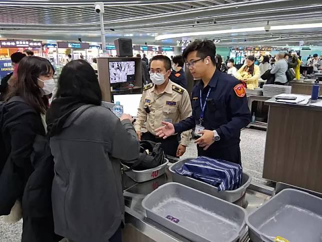 ▲替代役役男協勤安檢線隨身行李檢查，讓旅客通關更加順暢。（圖／內政部提供）