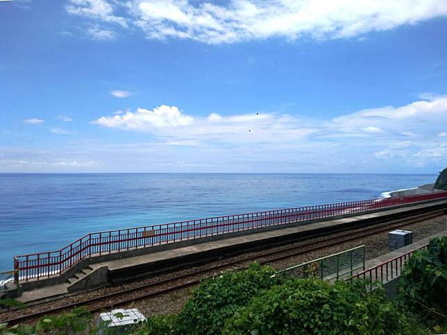 台鐵今天公布明年郵輪式列車首季行程，包含花東縱谷賞花、阿里山櫻花季等等豐富選擇。   圖：台鐵／提供