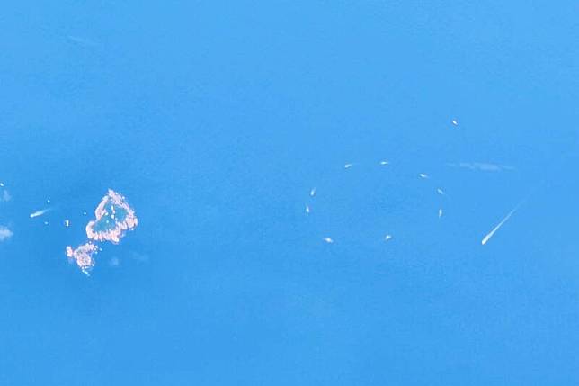 網傳中國潛艦台海嚴重意外，軍事粉專PO出拖船聚集空拍照。(TaiwanADIZ軍事粉專提供)