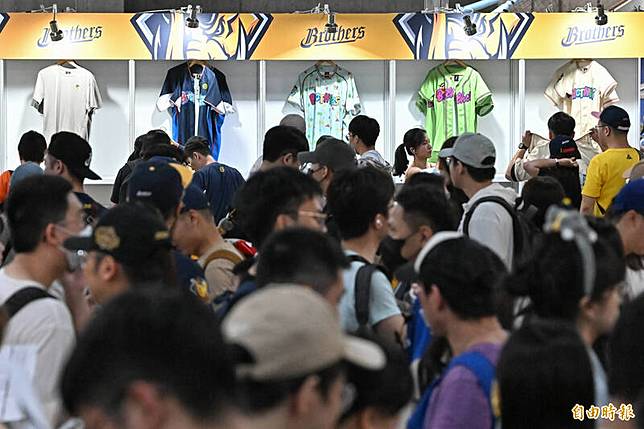 中信兄弟蠟筆小新主題日商品熱銷。(記者陳志曲攝)