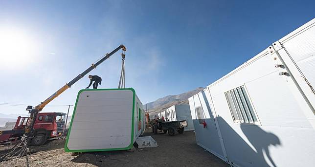 Staff members install a makeshift house in Chamco Township, Dingri County in Xigaze, southwest China's Xizang Autonomous Region, Jan. 14, 2025. (Xinhua/Tenzin Nyida)