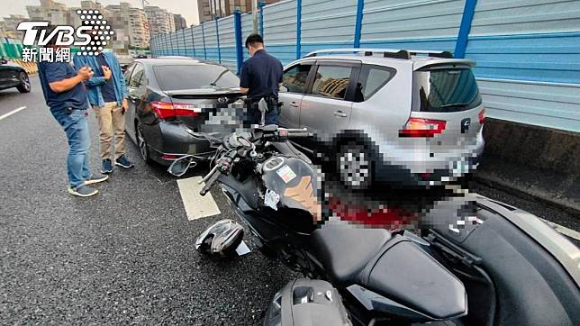 台北市新生高架道路驚傳4車追撞事故，導致1名重機騎士重傷送醫。（圖／TVBS）