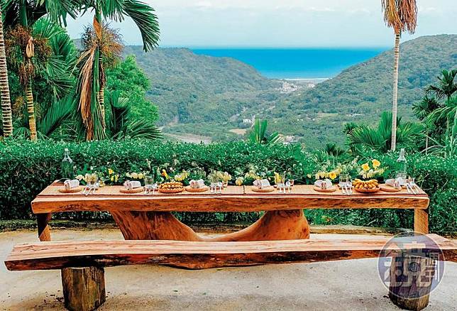 位在半山腰的咖啡莊園，用餐的同時也能俯瞰東海岸美景。