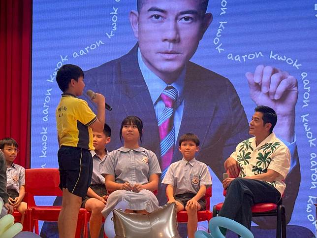 專心聽小學的提問。（圖/facebook）