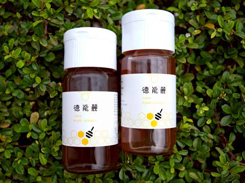 ▲色澤較淺、透亮的荔枝蜜，帶有淡雅荔枝花香，甜中帶微酸，入口十分清爽溫潤。（圖/奧丁丁市集）