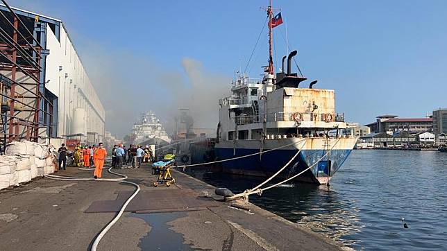 喀麥隆籍雜貨船「萬隆輪」今天下午在高雄港疑維修不當，引發火警。(翻攝畫面)