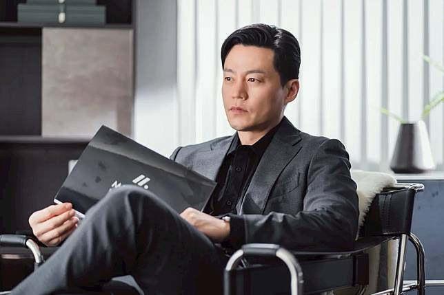 李瑞鎮在《明星經紀人生存記》飾演經紀公司的理事。Netflix提供 