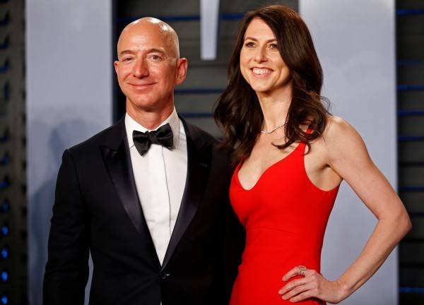 全球首富、亞馬遜創辦人兼執行長貝佐斯(Jeff Bezos)1月與妻子瑪肯西(MacKenzie Bezos)離婚，今天完成離婚手續，瑪肯西放棄75%兩人共同持有的亞馬遜股份，以及股份的投票權。(路透資料照)