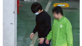 「小英男孩」鄭亦麟（深藍衣者）今天被起訴求刑14年，上午出庭時頭髮已變長。廖瑞祥攝