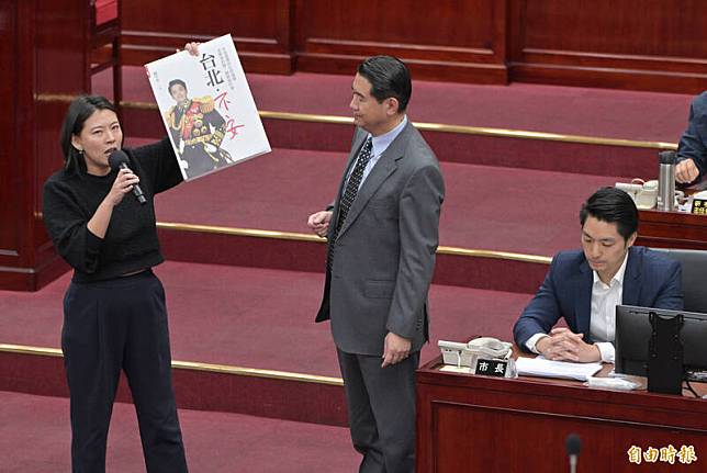 台北市長蔣萬安至議會進行施政報告，民進黨市議員何孟樺送『台北不安』的書皮。(記者田裕華攝)