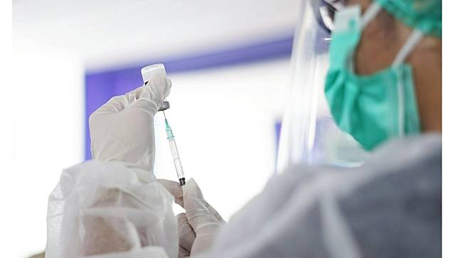 陳女的手上有留置針，偷偷注射藥物不成問題。打針示意圖。取自pexels