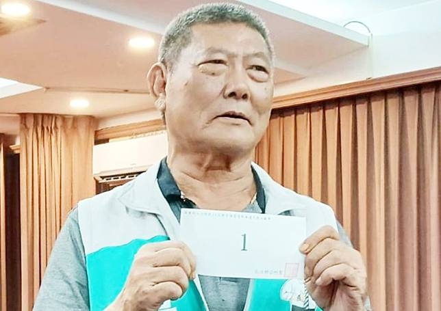 屏東縣長治鄉長補選號次抽籤，吳亮慶抽到一號。（記者毛莉攝）