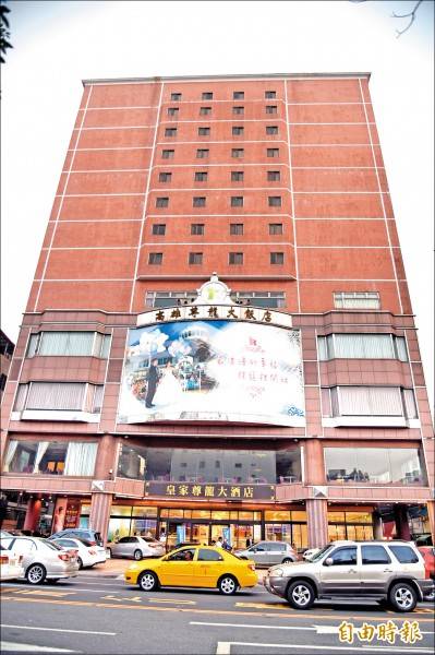 高雄市長韓國瑜說好的人潮還沒來，高雄尊龍大飯店已因找不到買家，遭高雄地院強制執行而落入法拍市場。(記者張忠義攝)