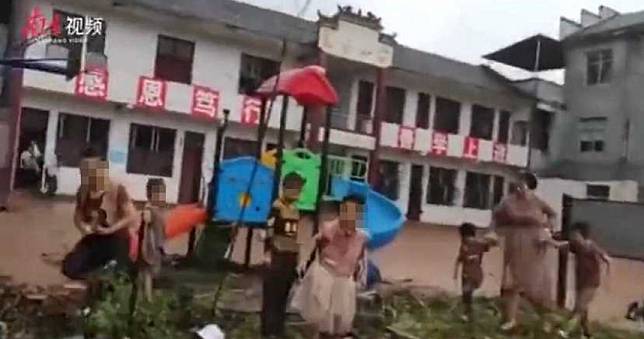 張家界小學遭洪水沖毀「網傳有人失蹤」！學生站泥濘操場哭喊　官方回應了