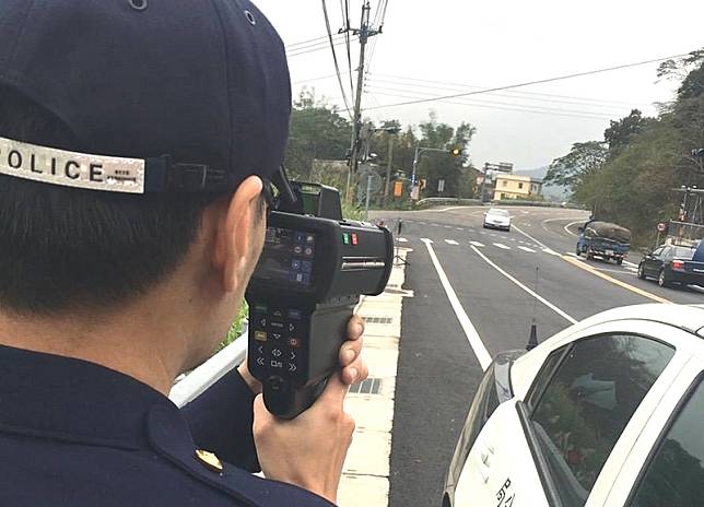 車主超速11公里被開單不服，主張警察手持的雷射測速槍規格有+2km/h誤差，提起行政訴訟。示意圖，與新聞事件無關。(資料照，警方提供)