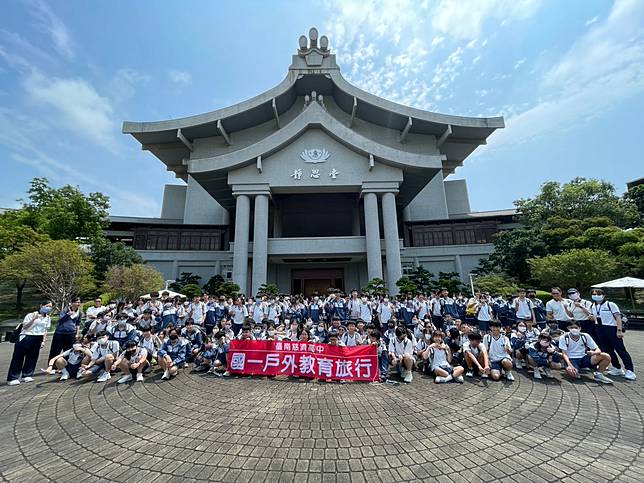 全體師生於高雄靜思堂前合影留念