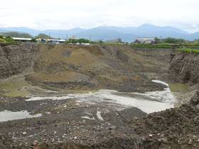 高雄市美濃區成功段農地遭盜採砂石，挖出來的坑洞有如大峽谷。（圖：橋頭地檢署提供）