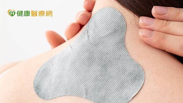 傳統醫學「內病外治」的保養方法，屬於中醫天灸療法的一種，是利用在特定節氣進行特定穴位的中藥敷貼，來治療慢性疾病，可說是中醫治療慢性呼吸系統疾病的獨特方法之一。