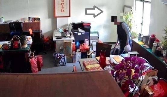 徐漢(左)辦公室有密室小金庫，辦案人員(右)搜索意外發現。(檢方提供)