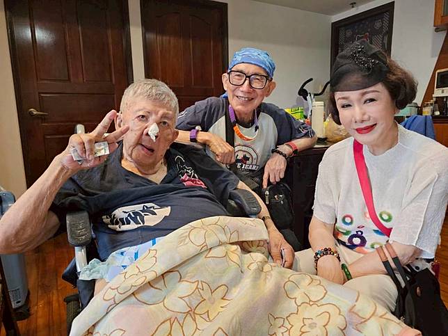 84歲「瘦皮猴歌王」林松義（圖左）感冒引起肺炎險病危，資深藝人貝蒂、金澎到家中探望。(照片/游定剛拍攝)