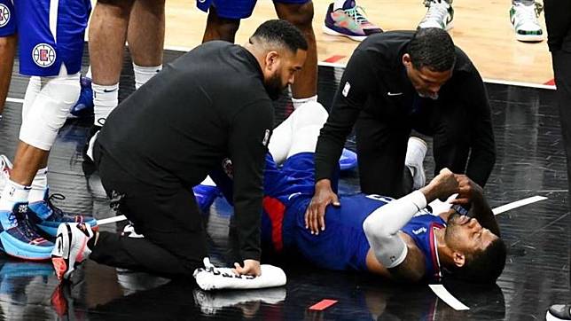 ▲快艇喬治（Paul George）因右膝扭傷，將休息2至3週後才能重新評估。（圖／翻攝自NBA Central推特）