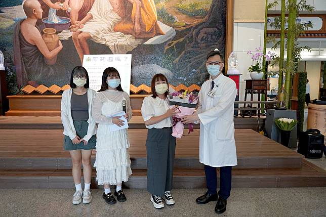 鄭紹彬主任（右一）代表醫院致贈花束給捐贈者家屬黃太太（右二）及其兩位女兒，表達深深的敬意。