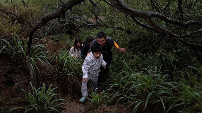 2023年，自南美叢林「走線」至美國的中國人大增。照片攝於2023年4月７日，一群中國人自墨西哥試圖進入美國德州。路透社
