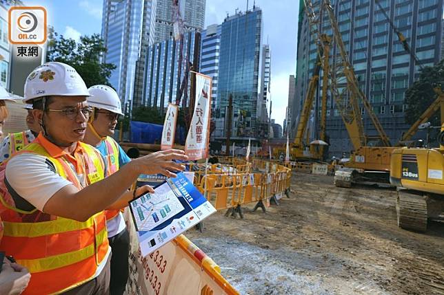 渠務署正在市政局百週年紀念花園地底進行雨水排放系統改善工程。（黃仲民攝）