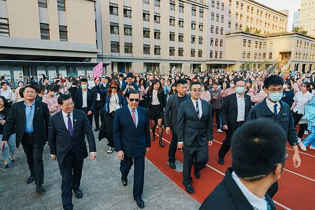 前總統馬英九下午陪同中生團參訪台北市立中山女中，受到師生熱情歡迎。(馬英九基金會提供)