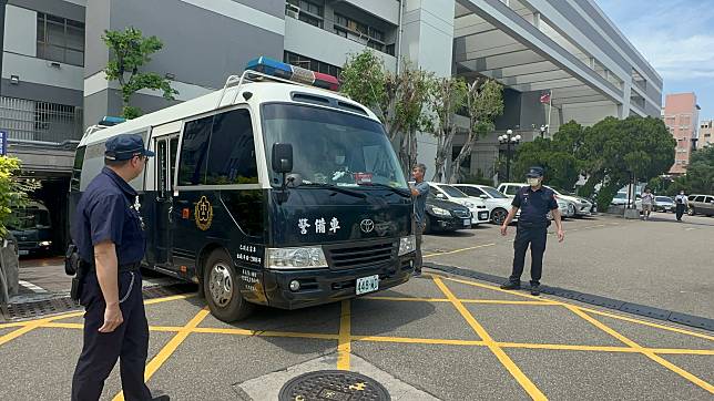 Toyz中午12點57分搭上囚車直奔台中監獄執行。記者曾健祐／攝影