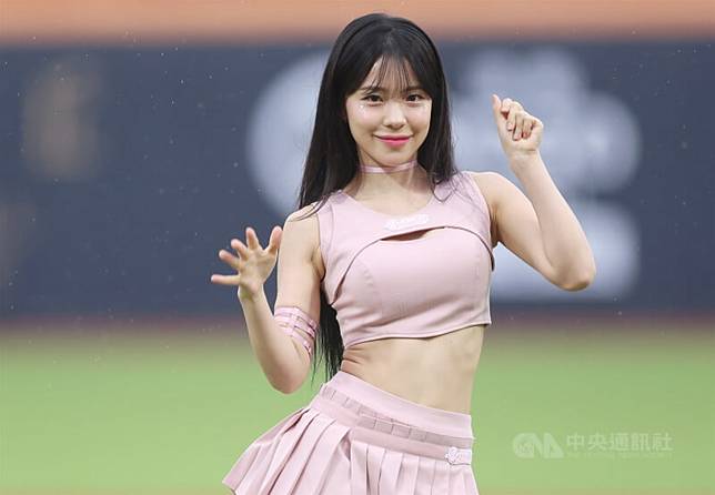 中華職棒味全龍啦啦隊韓籍成員李多慧由文化部推薦，申獲就業金卡。（中央社檔案照片）