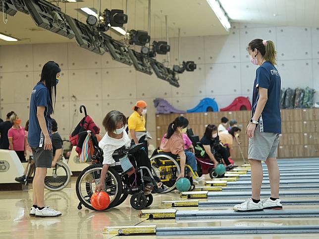 肢體障礙學員在保齡球國手指導下從頭學起。(劉勁宏／攝)