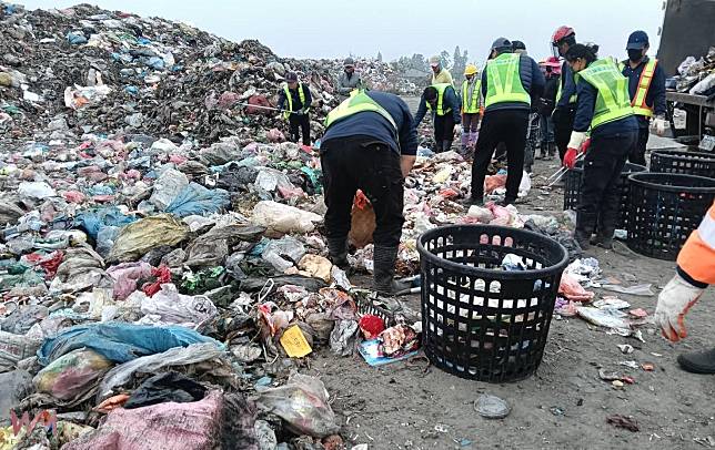 口湖鄉垃圾退運危機　清潔隊員在惡臭中分類求解