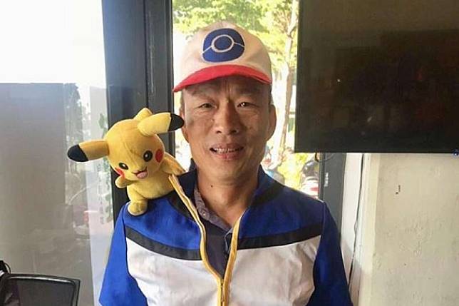 高雄市長當選人韓國瑜14日在社群平台Instagram上發文，並PO出1張自己扮成《精靈寶可夢》主角「小智」的照片。（取自韓國瑜Instagram）
