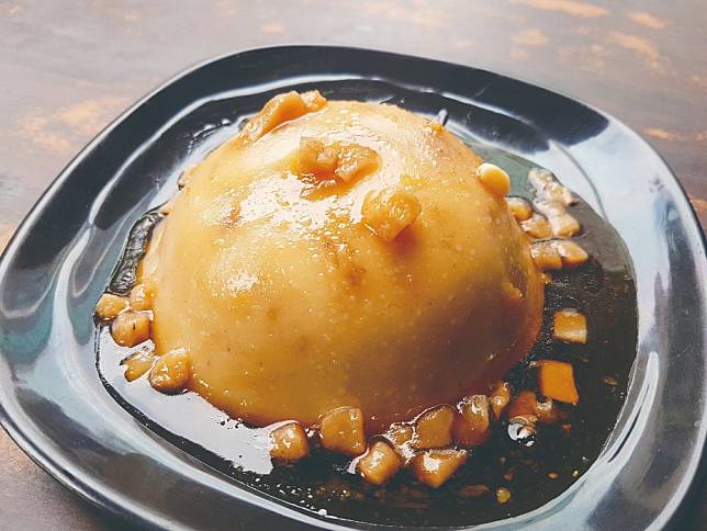 位於艋舺祖師爺廟旁的「一甲子餐飲」，熱門菜色包括肥瘦均勻的焢肉飯、麻豆碗粿等。